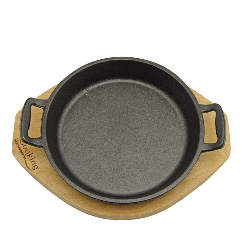 Tigaie servire fontă pură cu suport de lemn 20 cm COOKING BY HEINNER