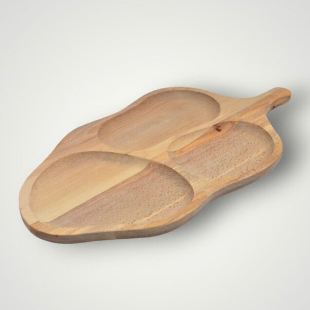 Platou compartimentat din lemn de arin, model Frunză, 52 x 26 cm, tavă servire aperitive, gustări și snacksuri