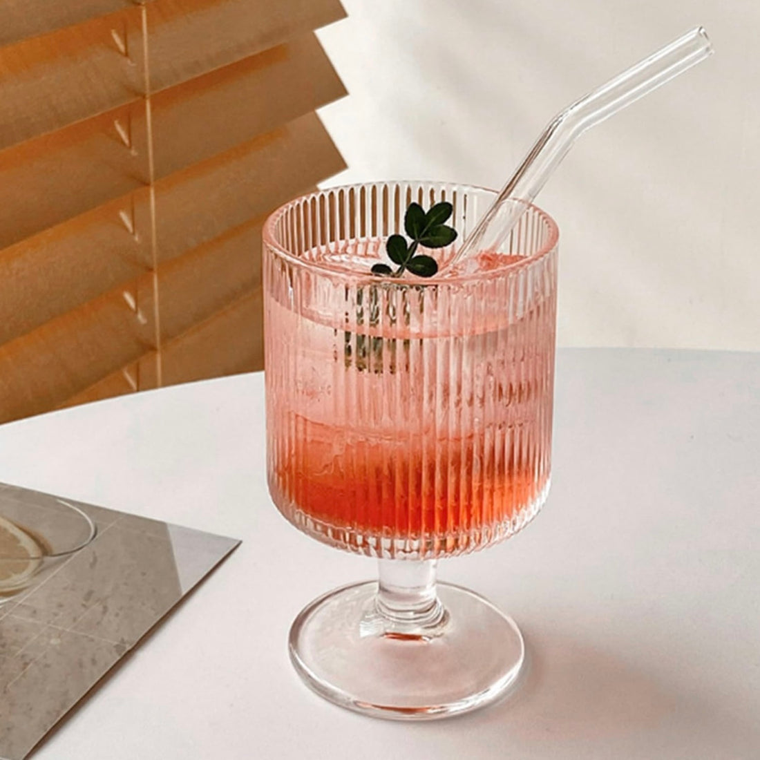 Set 6 Pahare Julia pe Picior din Sticlă Transparentă 230 ml– Design Striat Elegant, pentru Suc, Apă, Cocktail