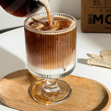 Set 6 Pahare Julia pe Picior din Sticlă Transparentă 230 ml– Design Striat Elegant, pentru Suc, Apă, Cocktail