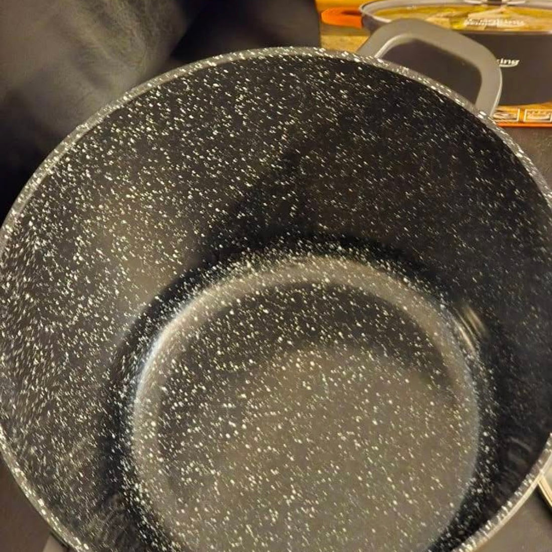 Oala de 6.3 litri cu înveliș de marmură și capac de sticlă Cooking by Heinner - Perfectă pentru supe, ciorbe și sarmale, durabilă și ușor de curățat.