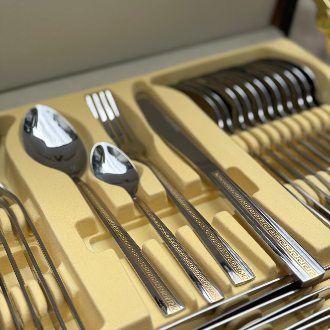 Set Tacâmuri 72 Piese Limited Edition LV 1005 din Otel Inoxidabil  Serviciu Elegant pentru 12 Persoane cu Valiză Premium