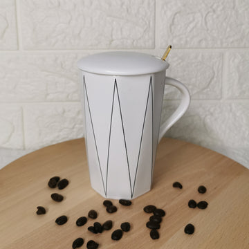 Cana alba din ceramica cu design geometric unic cu lingura si capac 300 ml Malooki