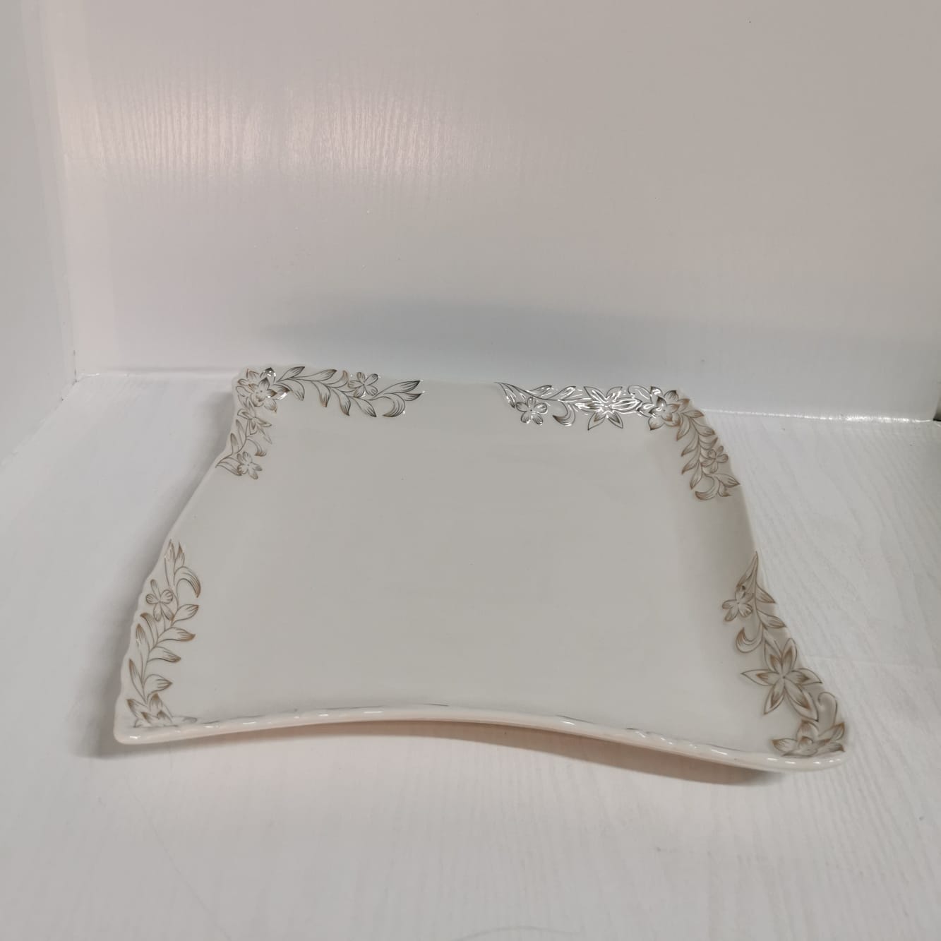 Platou patrat Malooki Luxury Collection, alb cu insertii aurii 40x40 cm