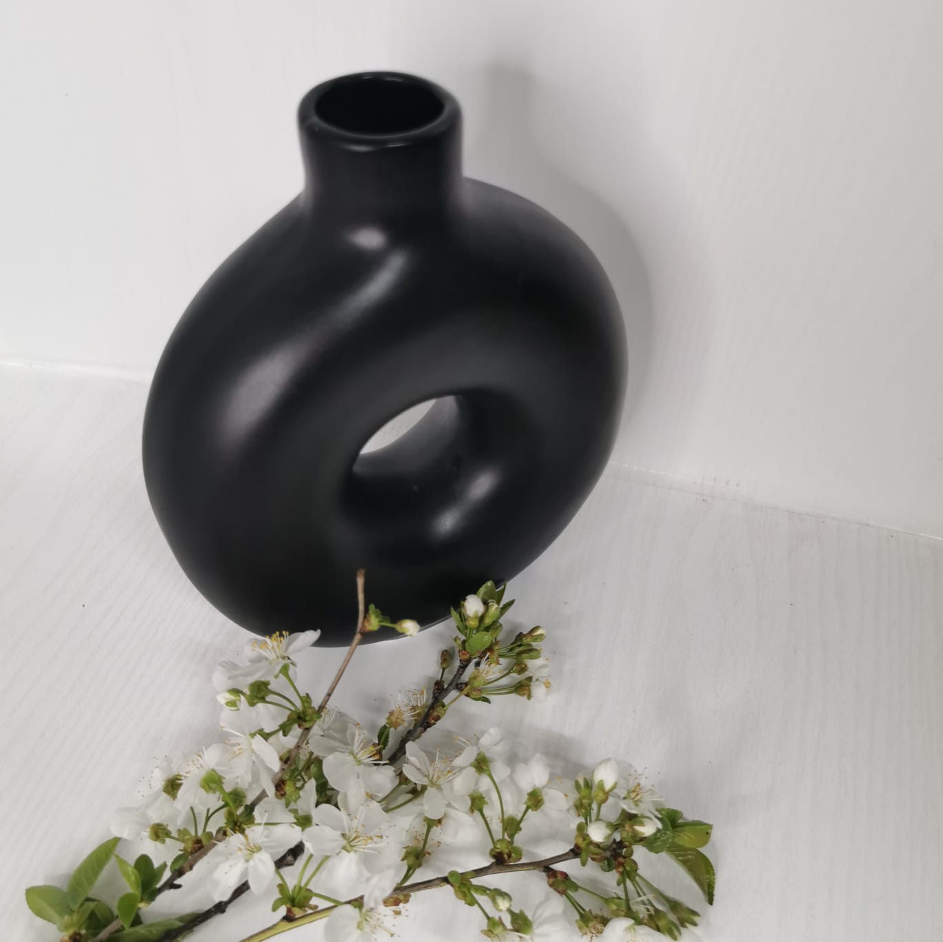 Vaza decorativa, minimalista, din ceramica, forma rotunda, negru, 22×17 cm